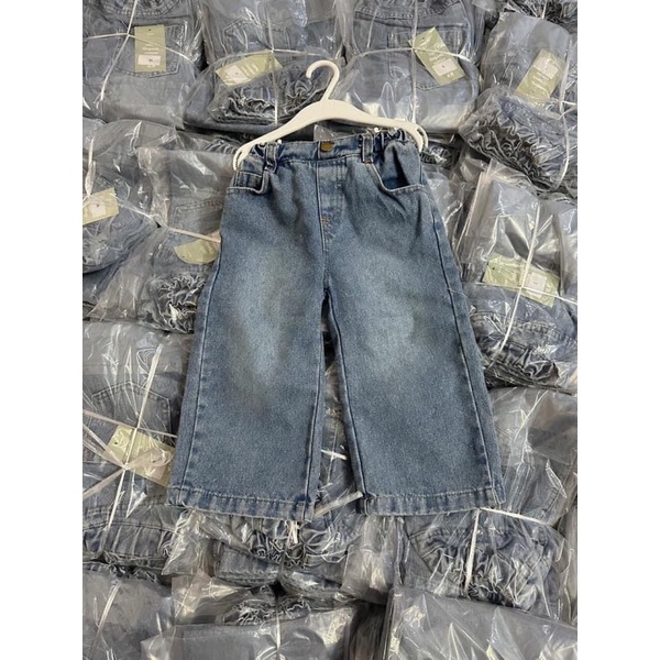 Quần jeans suông cho bé