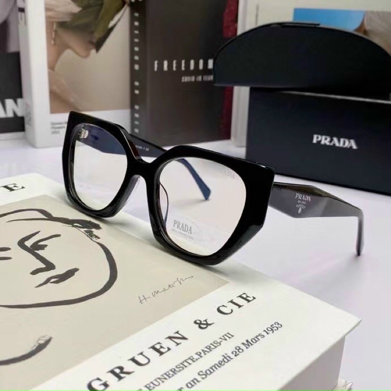 Gọng cận Prada mắt xếch phong cách Hàn Quốc