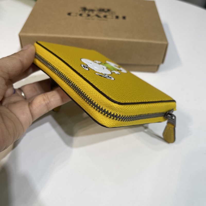 Ví ngắn Coach X Peanuts Zip màu vàng