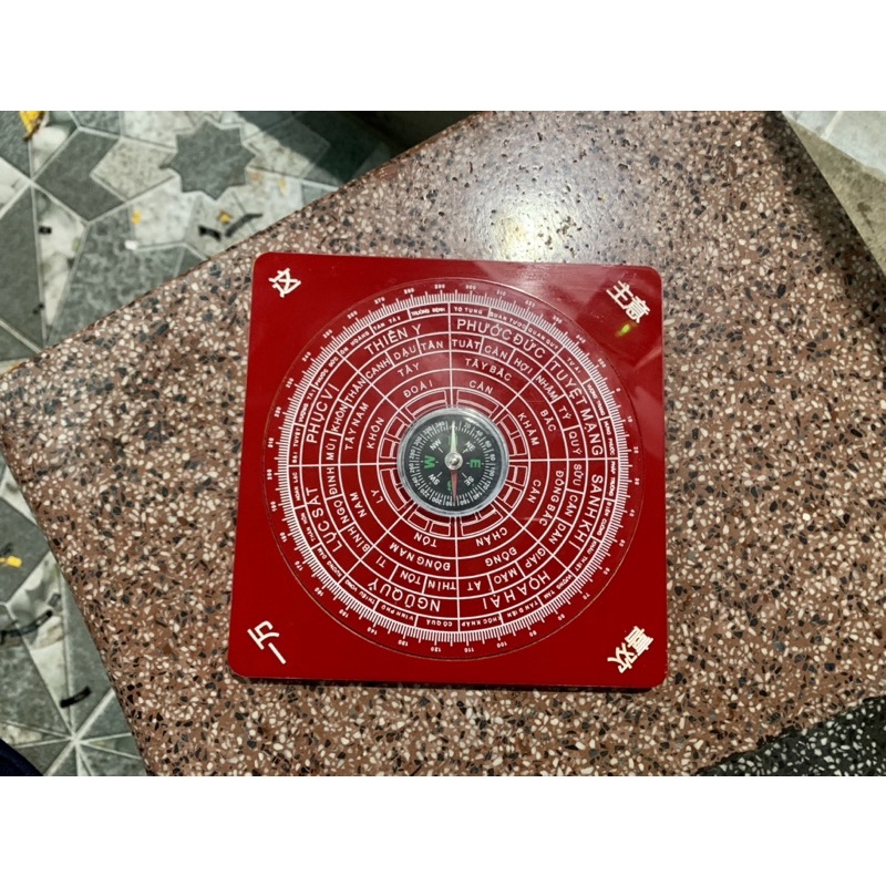 LA BÀN PHONG THỦY - NỀN ĐỎ MẶT TRONG - CÓ KIM  XOAY TÙY Ý GIA CHỦ - HÌNH VUÔNG.