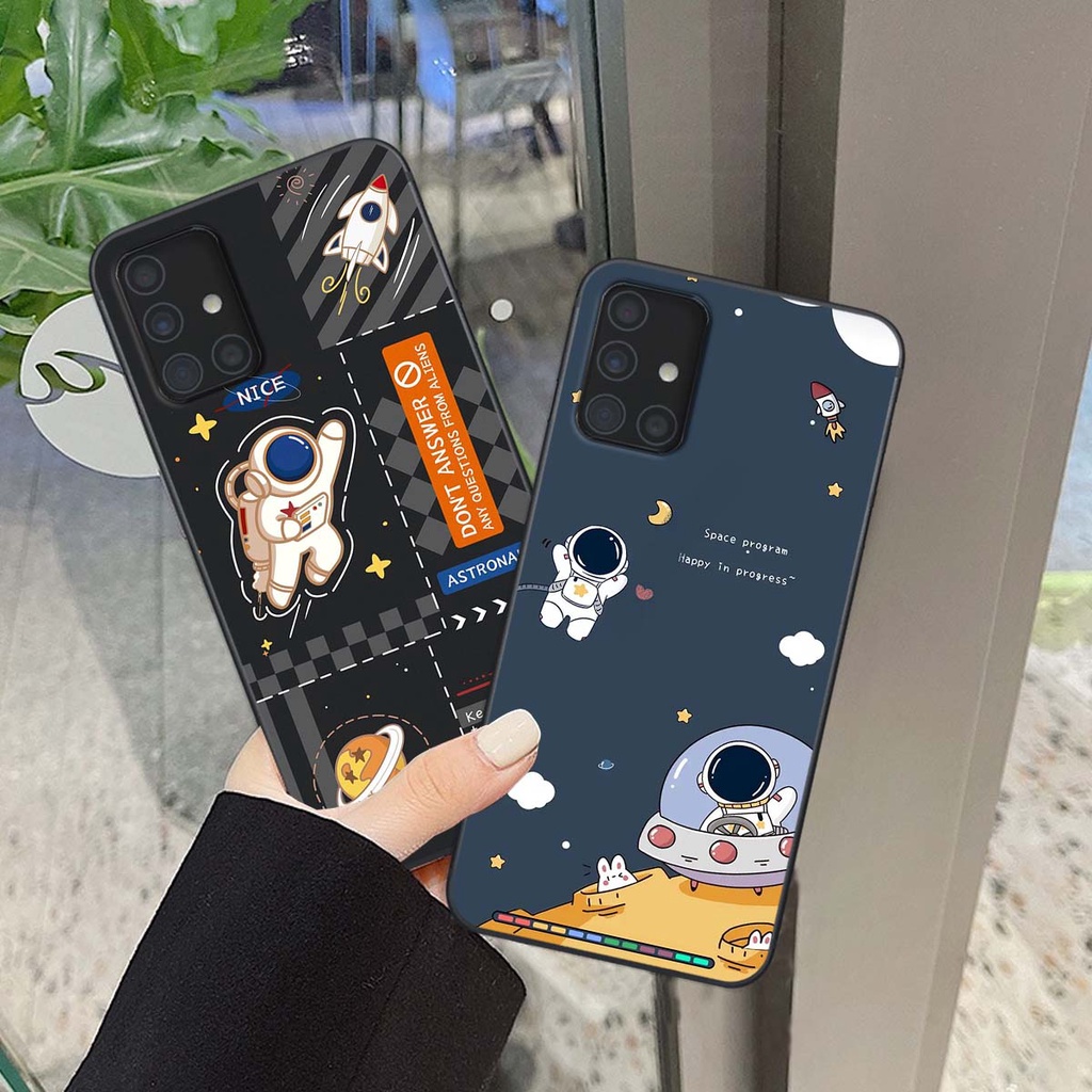 Ốp lưng Samsung A31 / A51 / A71 viền đen in họa tiết vũ trụ phi hành gia siêu đẹp