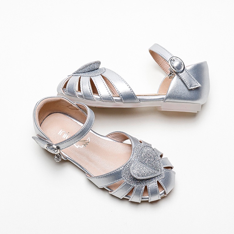 Sandal tim hồng cho bé gái.