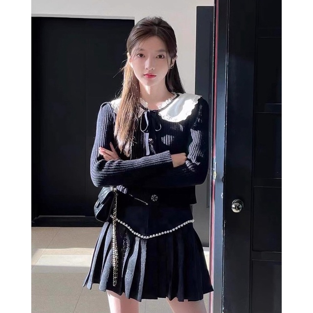 Set áo len phối ren tiểu thư và chân váy xếp ly