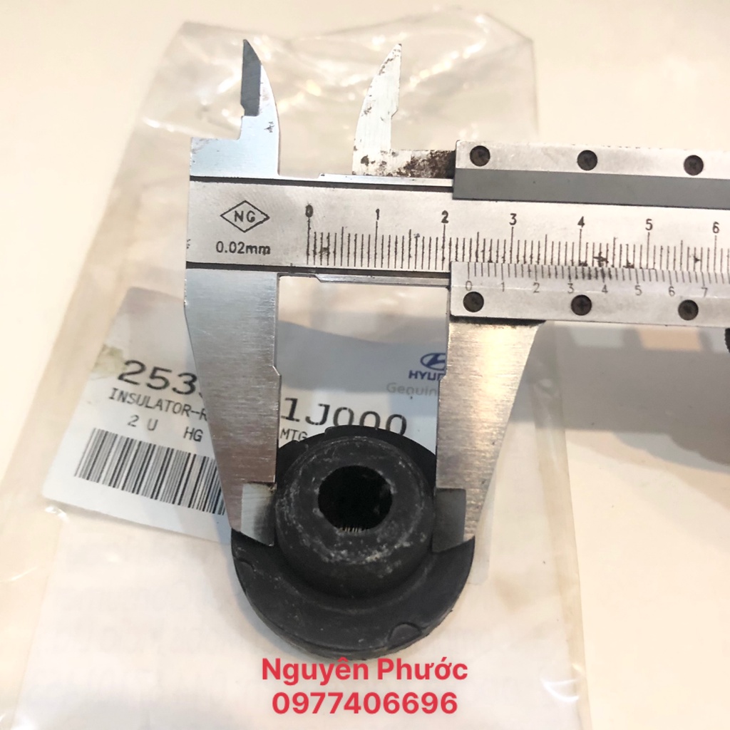 Cao su chân két nước Grand I10 / Giá bán 1 cái