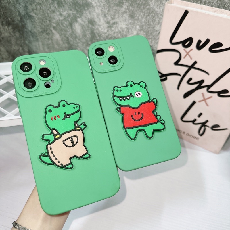 Ốp lưng ip pro camera xanh lá kèm hoạ tiết cá sấu áo nâu - áo đỏ dành cho ip