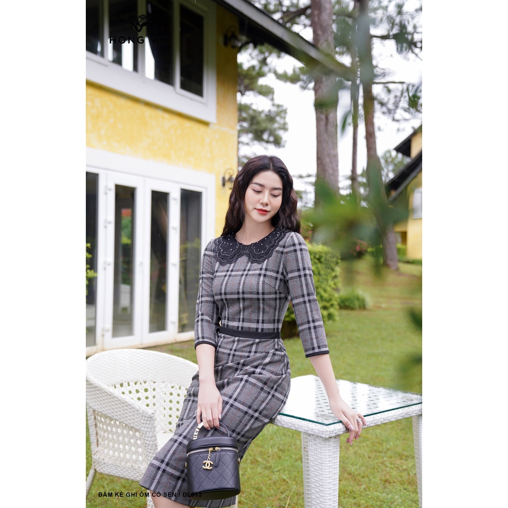 Đầm nữ thiết kế Hong Vic kẻ ghi ôm cổ sen DL513