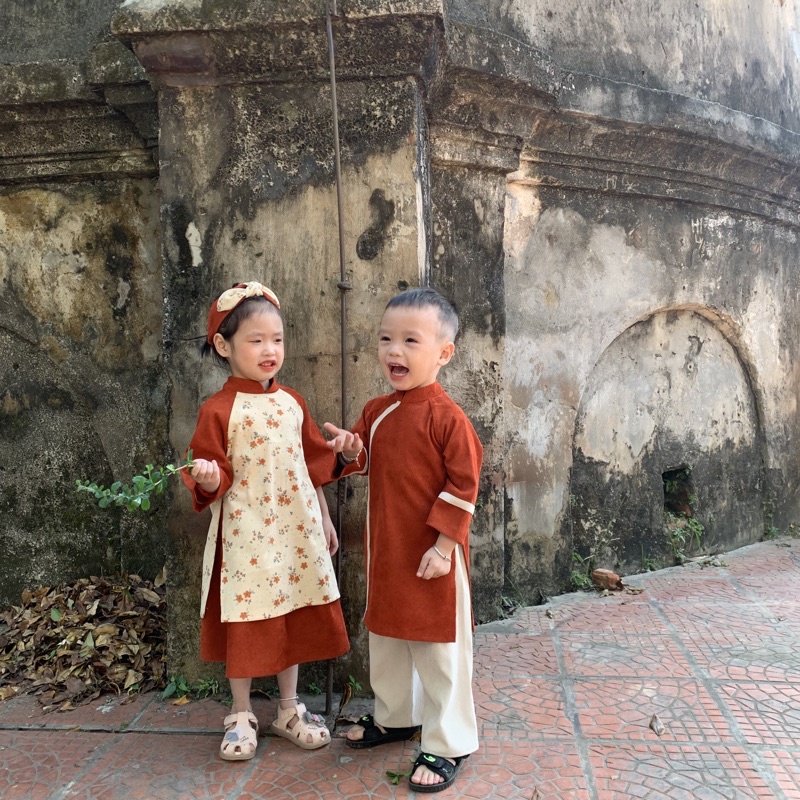 Áo dài cách tân cho bé trai và bé gái màu cam pha màu be và họa tiết hoa lá cực sang choảnh