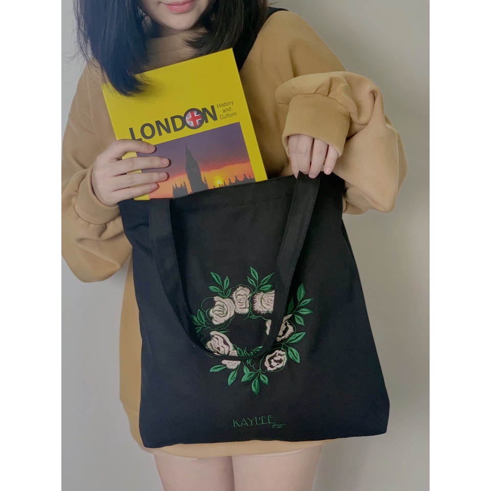 Túi Tote Vải Thêu Thời Trang KAYLEE Phong Cách Hàn Quốc Có Khóa Kéo Miệng KT 39x37x6cm TT09