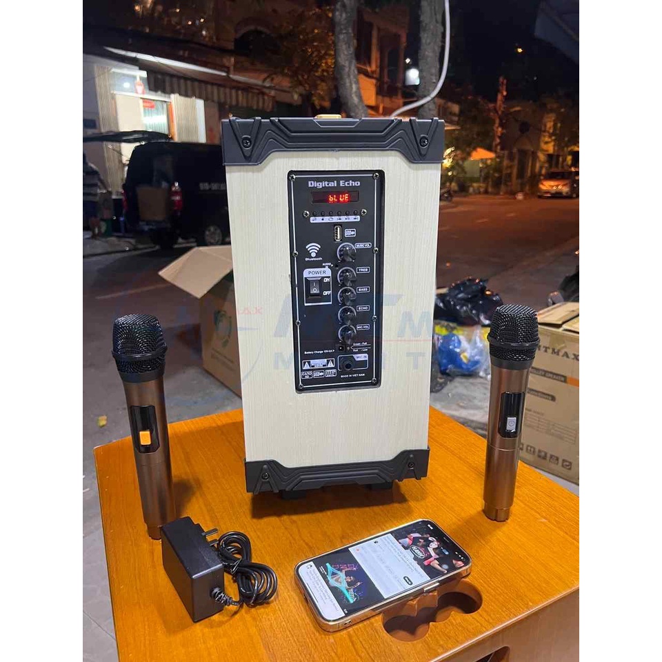 Loa kéo karaoke xách tay di động T8 bass 20cm tặng kèm cặp micro không dây. Âm thanh hay, thiết kế gọn, sạc pin tiện...