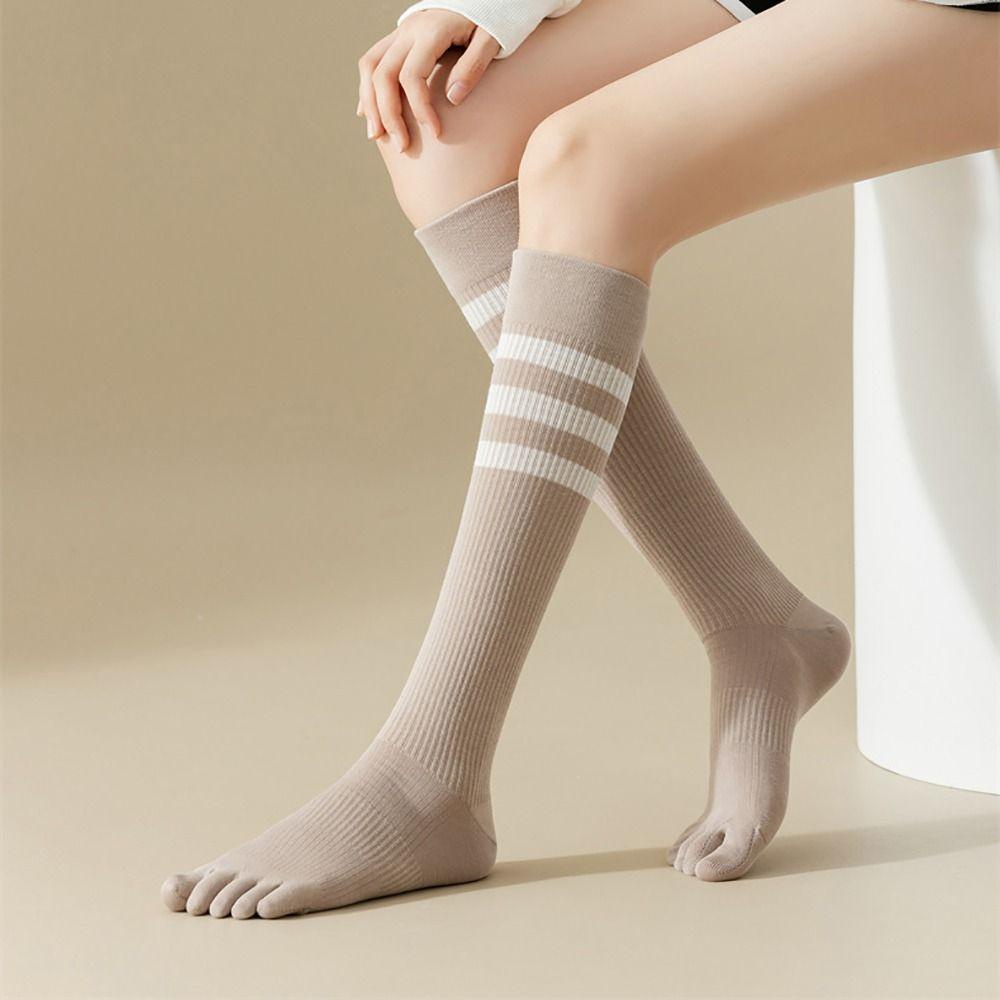 Vớ Thể Thao Dài Đến Đầu Gối Vải Cotton Dày Mềm Mại Thoáng Khí Không Trượt Họa Tiết Kẻ Sọc Màu Ngà Phong Cách Nhật Bản