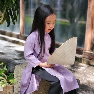 Áo dài gấm hoa bé gái