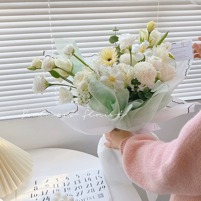Giấy gói hoa mờ viền sóng nhẹ nhàng