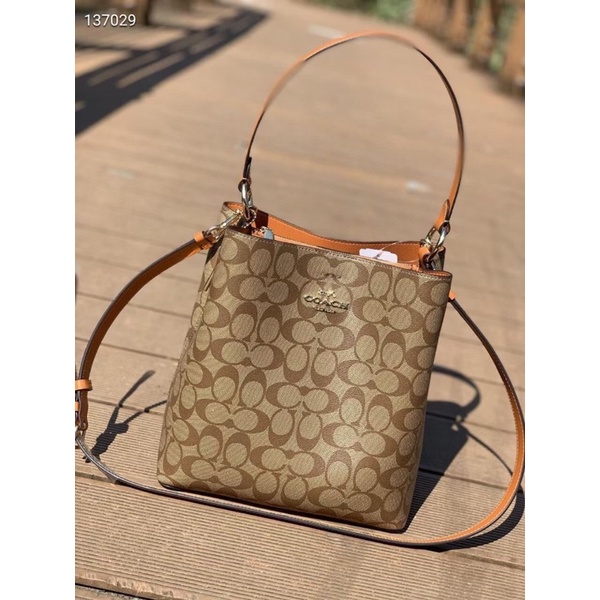 Túi xách công sở Coach Small Town Bucket size to viền cam