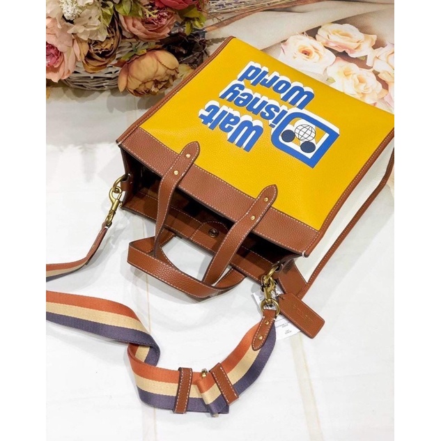 Túi tote Coach Disney X Field màu vàng cá tính
