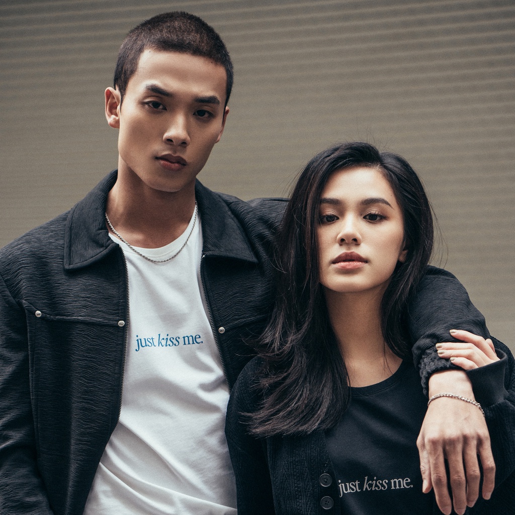 Áo phông nam in hình Cotton USA Highway  Just Kiss Me