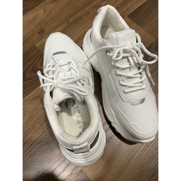 Giày sneaker trắng độn đế
