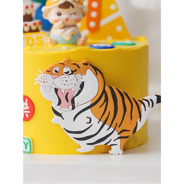 Trang trí bé gái đội mũ hổ quần hồng + bình sữa