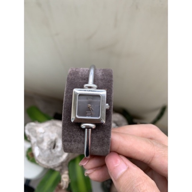 Đồng hồ Gucci chính hãng mẫu cũ.