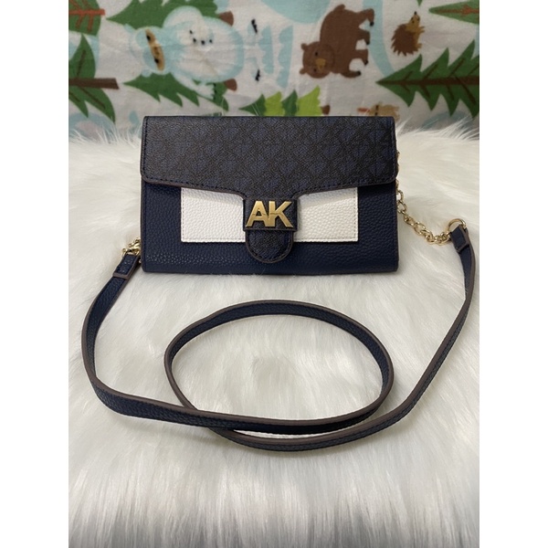 Túi xách Anne Klein( rớt tag) có dây đeo chéo ,có thể tháo rời cầm tay. Size 20,2 ngăn lớn đựng phon