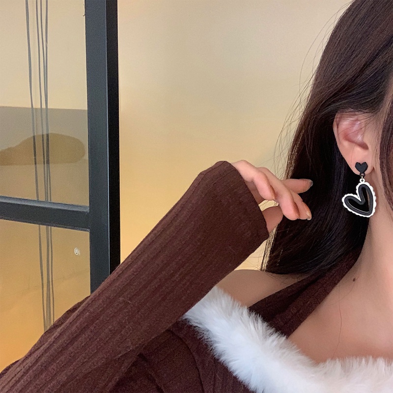 Khuyên Tai Hình Trái Tim Rỗng Màu Trắng Đen Phong Cách Hàn Quốc Dễ Thương Dành Cho Bạn Nữ