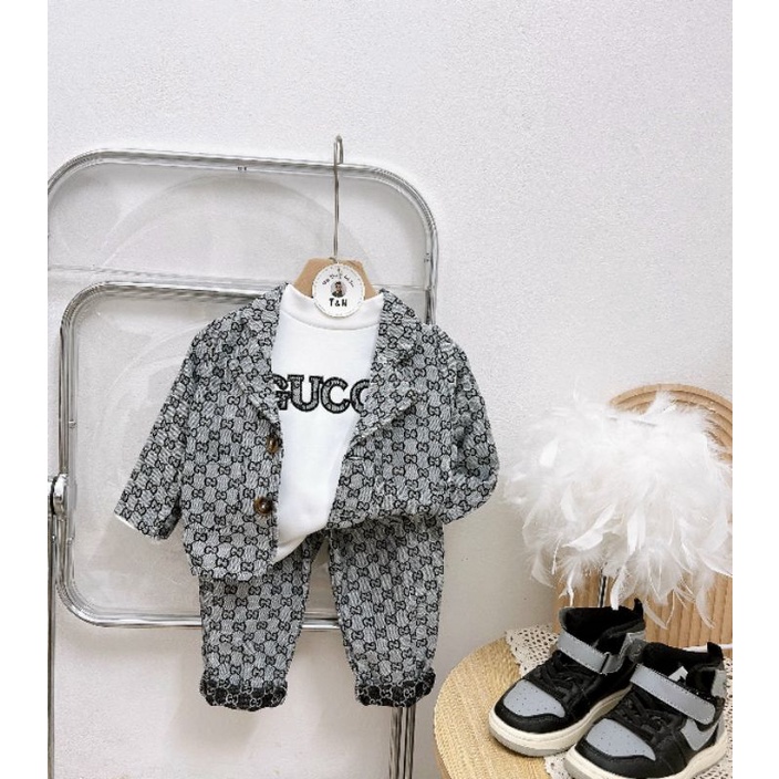 Sét dạ bé trai 22429 Sét 3 chi tiết, áo cotton thêu Gucci cổ 3 phân dài tay, áo khoác dạ cổ vest có túi, quần dạ có túi