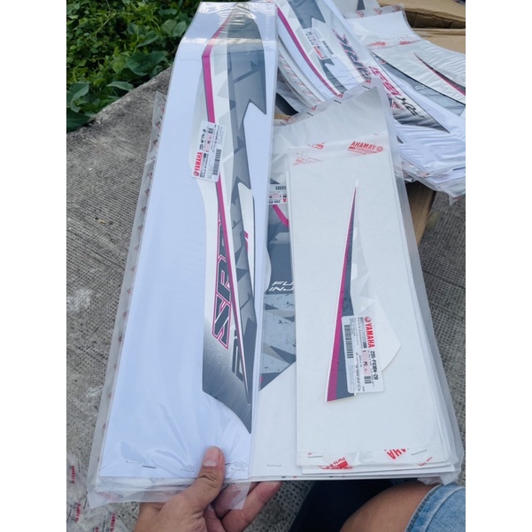 Tem spark Trắng Hồng  2013 -2014 Hàng Zin chinh hãng Yamaha thailand luôn có sằn
