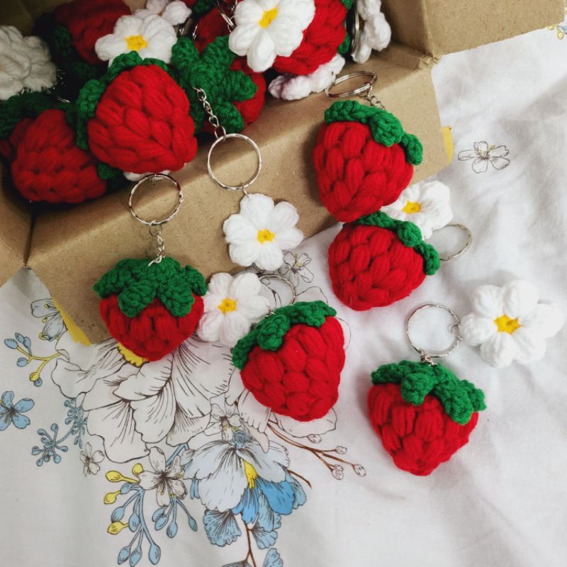 Móc khóa quả dâu gắn hoa móc len - Amigurumi strawberry&flower