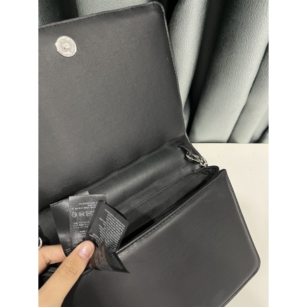 Túi si hiệu H&M đeo chéo trần trám da hãng