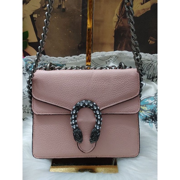 Túi đeo chéo GC đầu rồng hồng nude da bò 2 nắp 16x20 có test da