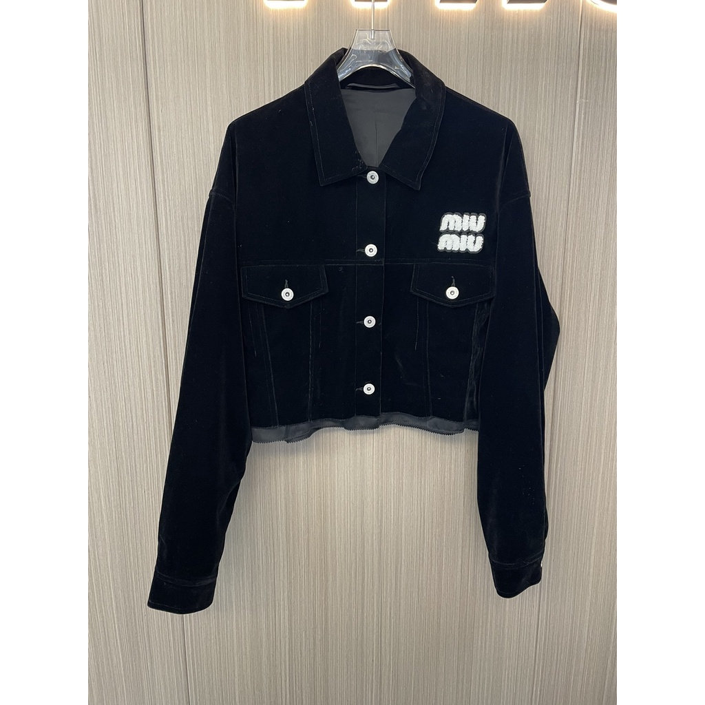 Set nhung áo khoác và quần short thời trang cao cấp Miu Miu phong cách trẻ trung, thời thượng