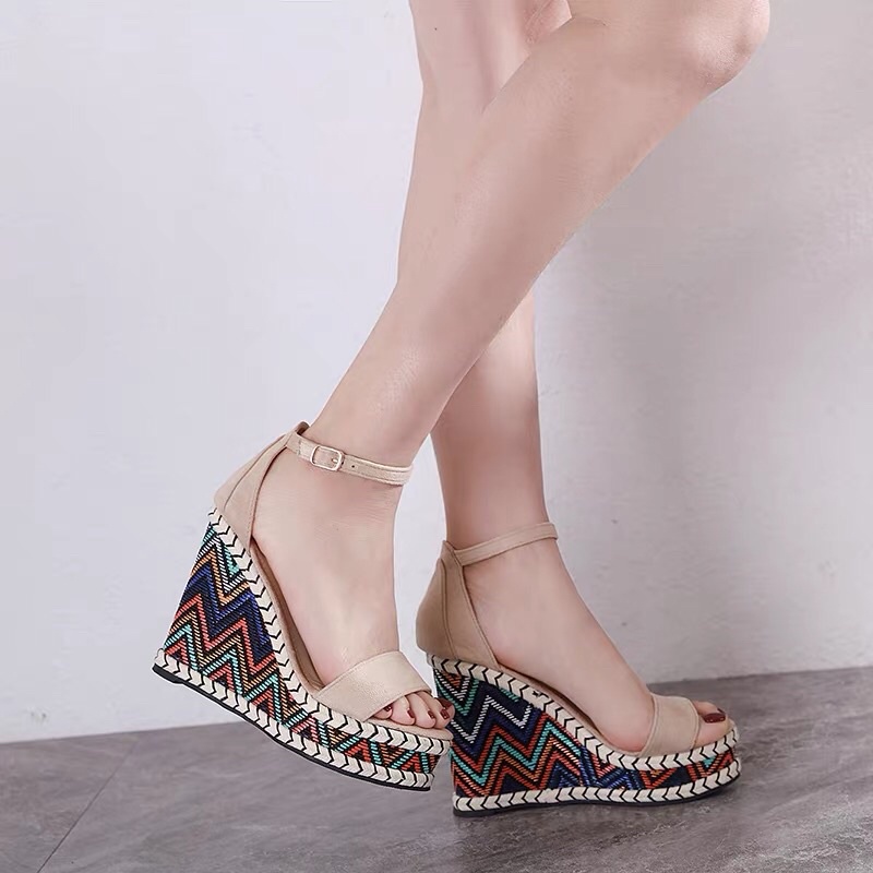 Giày đế cao hoạ tiết Boho