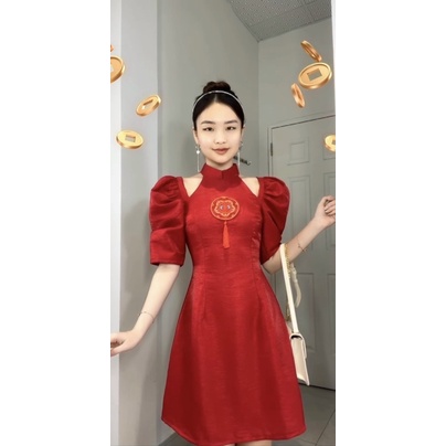 Đầm sườn xám đỏ cách tân cổ yếm khoét vai tay bồng hoạ tiết tết