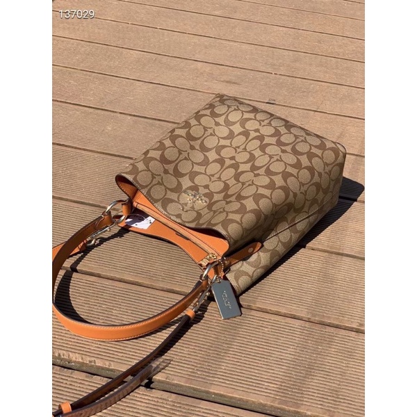 Túi xách công sở Coach Small Town Bucket size to viền cam