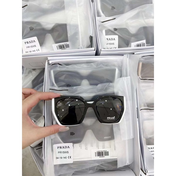 Kính pra mắt mèo