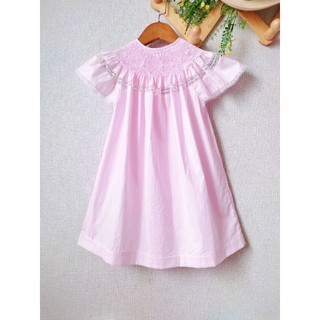 Đầm Smock màu hồng, tay cánh tiên phối ren trắng