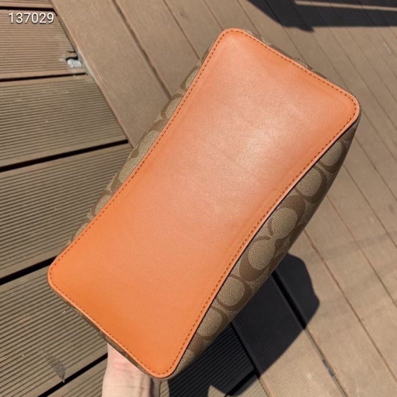 Túi xách công sở Coach Small Town Bucket size to viền cam