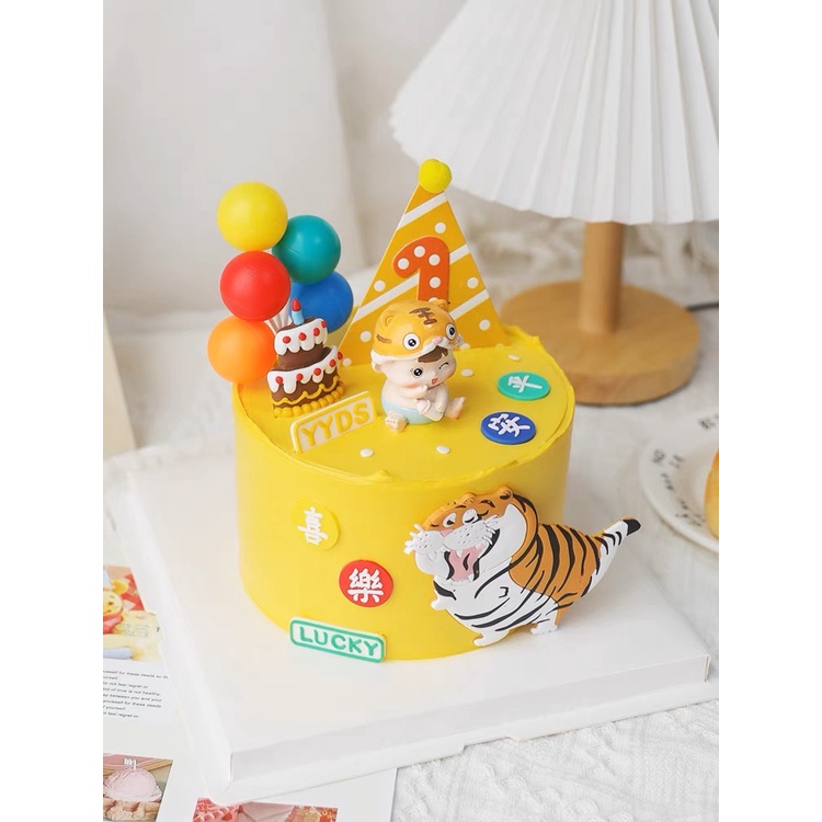 Trang trí bé gái đội mũ hổ quần hồng + bình sữa