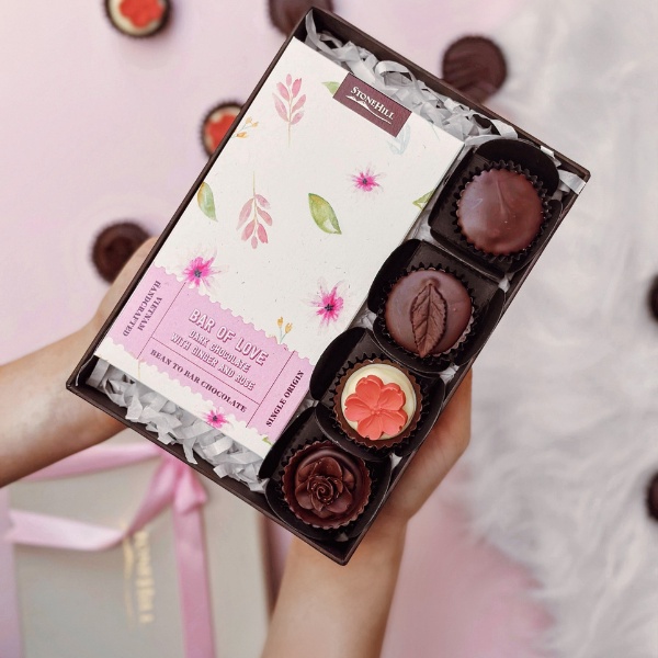 Hỏa Tốc 2H Valentine Gift Box Chocolate Stone Hill Cocoa Products