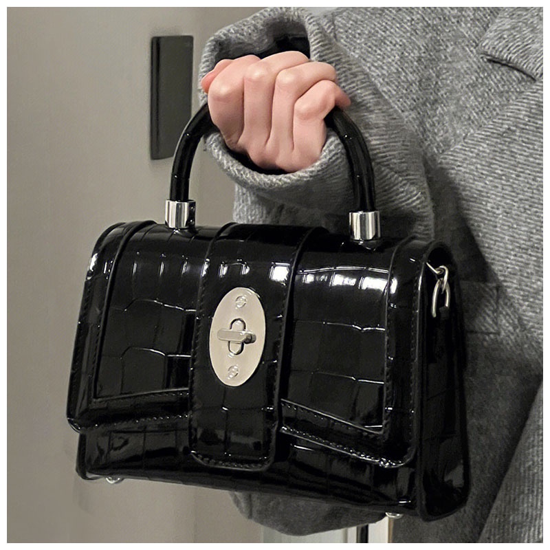 CHIC JOY / Chất Lượng Cao Túi Xách Da Bóng Đeo Vai Phối Dây Xích Thời Trang Đi Xe Máy Cho Nữ