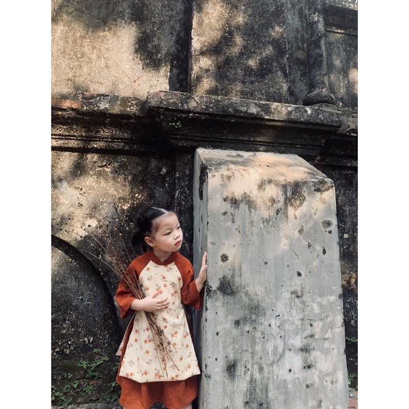 Áo dài cách tân cho bé trai và bé gái màu cam pha màu be và họa tiết hoa lá cực sang choảnh