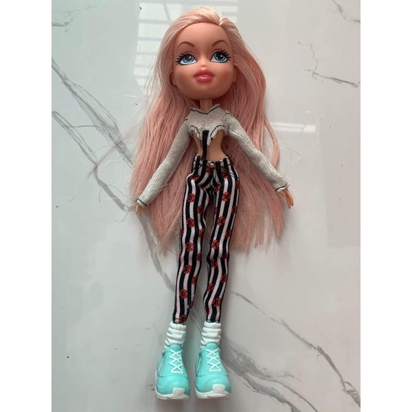 Búp bê Bratz có khớp gối
