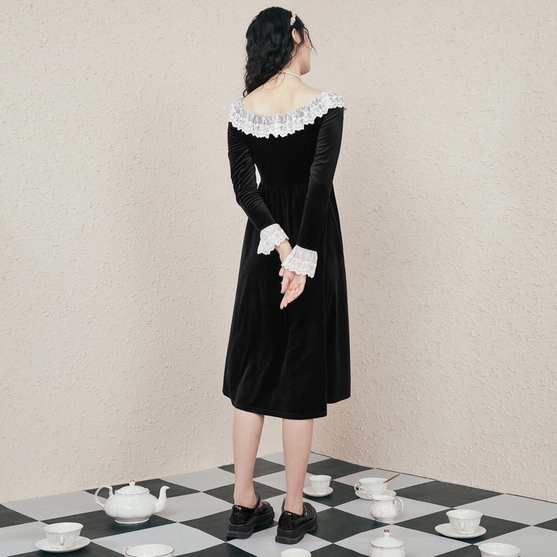 Đầm nhung đen Peacebird