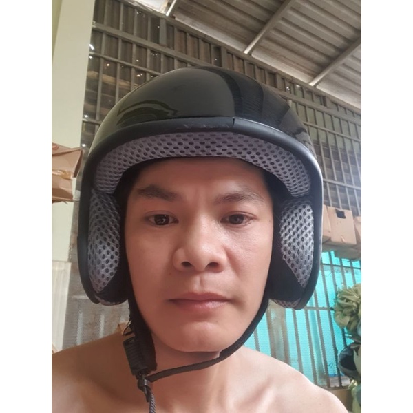 Đầu nón không lưỡi che và kính hiệu HONDA.