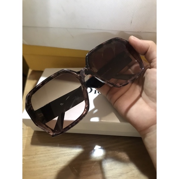 Kính si hiệu nữ di.or kiên Nhật