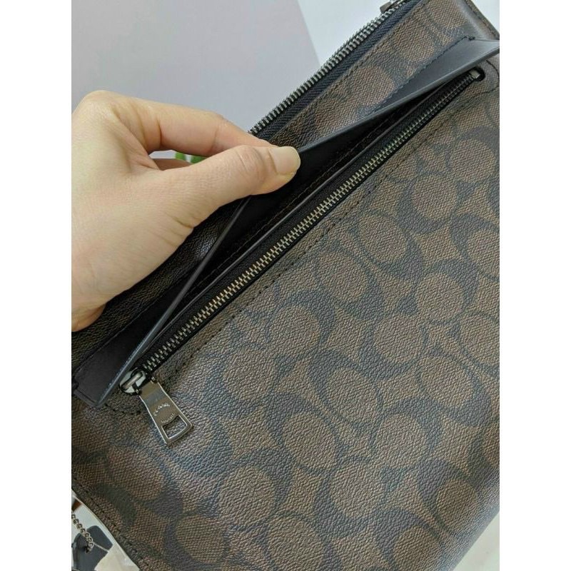 Clutch cầm tay Coach da thật sang chảnh