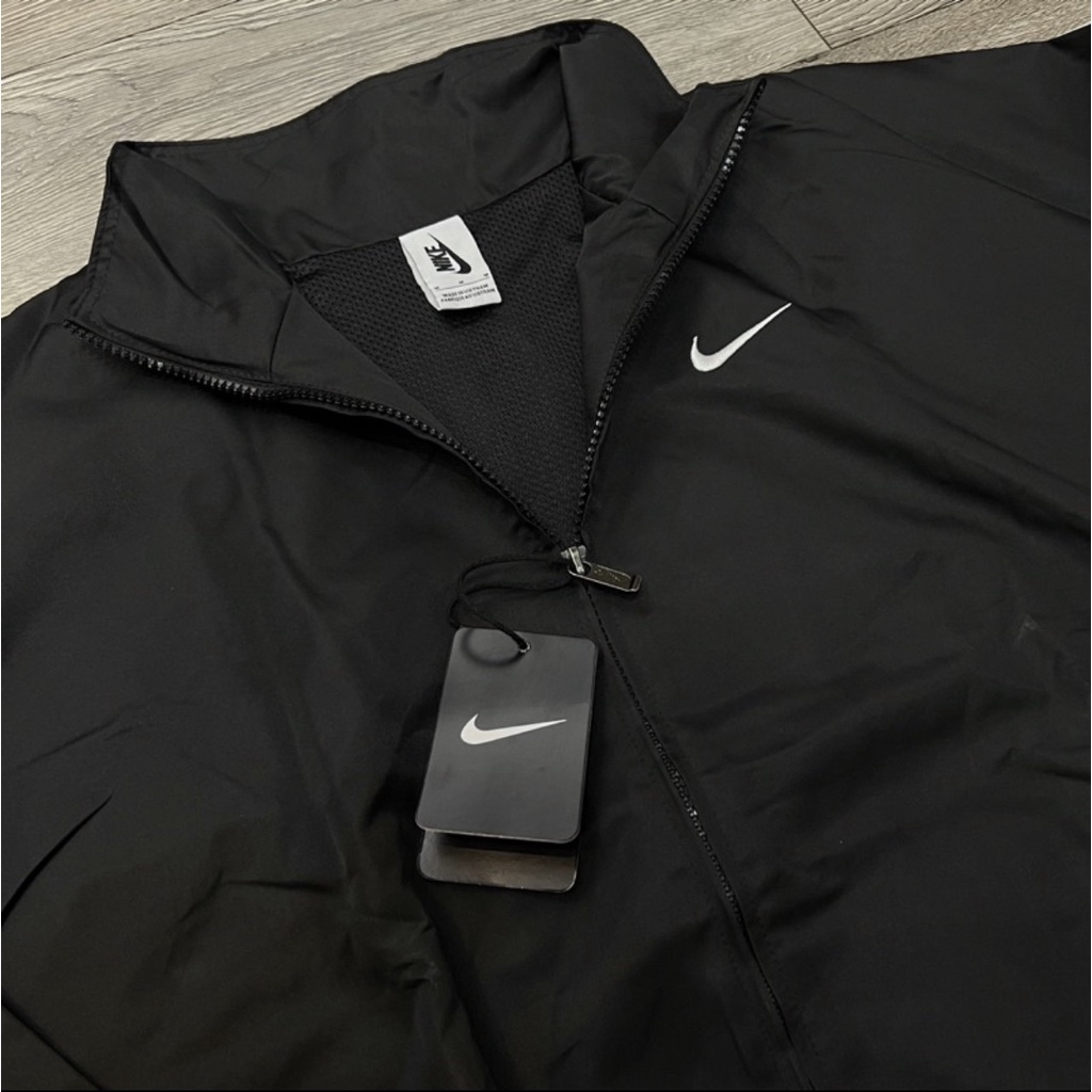 Áo khoác gió NIKE cao cấp ,dày dặn , hàng chuẩn 2 lớp , tag mác đầy đủ , i hình bên shop  ACA STORE 888