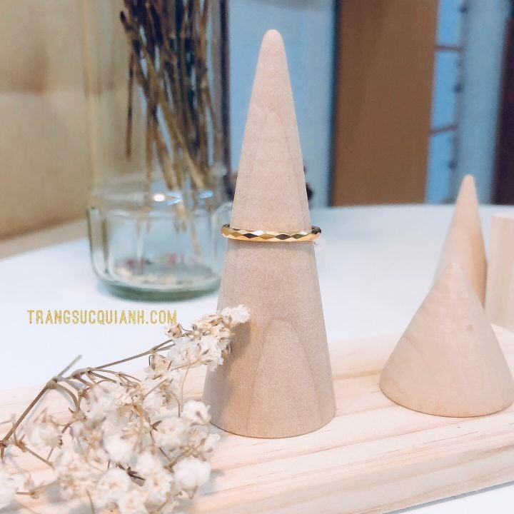 Nhẫn Titan Họa Tiết Hình Thoi Vàng