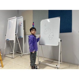 Bảng flipchart màu trắng viết bút điều chỉnh độ cao lên xuống và gấp gọn khi không sử dụng