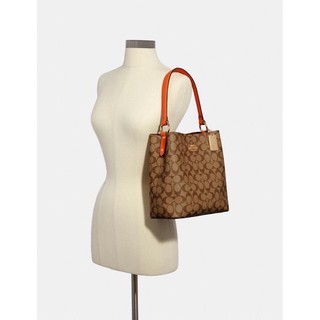 Túi xách công sở Coach Small Town Bucket size to viền cam