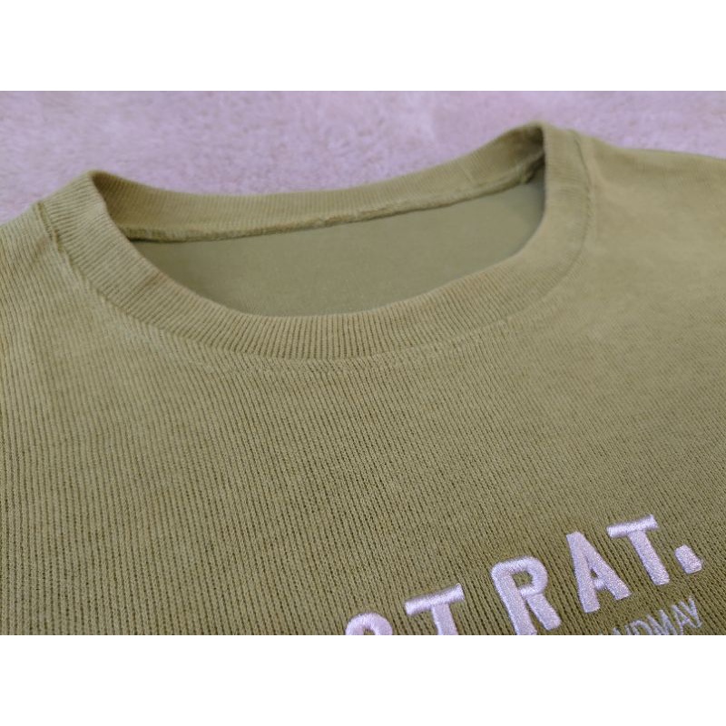 Áo sweater nữ tay dài màu xanh bơ thêu chữ dáng ngắn size S và M mặc được